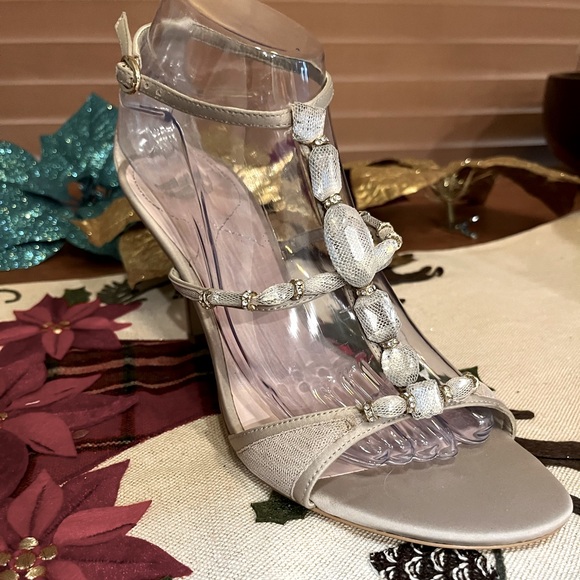 NWOT Gorgeous Champagne Satin Jeweled Ankle Strap Heels 9M - Picture 1 of 12